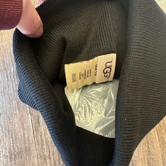 UGG Unisex Black Beanie NWT - Picture 2 of 3